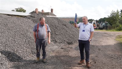 David Elms assesses Kingstand Farm alongside Martin Robinson