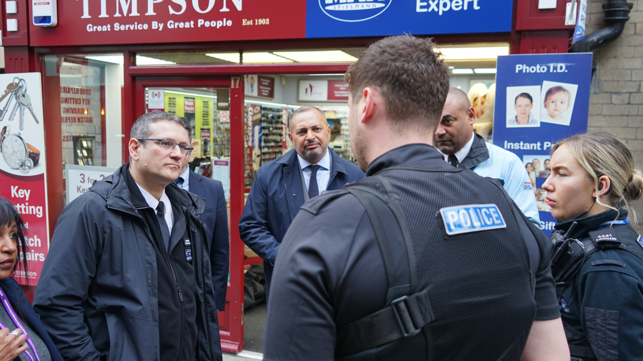 Commander Stephen Clayman talking to local officers in Exchange Walk. Commander Stephen Clayman talking to local officers.